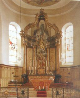 Le Choeur, avec le maître-autel baroque à baldaquin de 1745