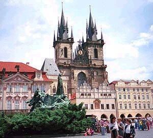 Place de la Vieille-Ville à Prague : statue de Jan Hus et eglise ND de Tyn