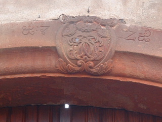 Linteau de portail daté 1721, avec les initiales "B  H" Bastien Huber, tenancier de l'Auberge au Boeuf