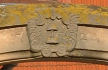 Linteau de portail daté de 1724,  Emblème des chapeliers, représentée par une forme à modeler les chapeaux. Unique en Alsace